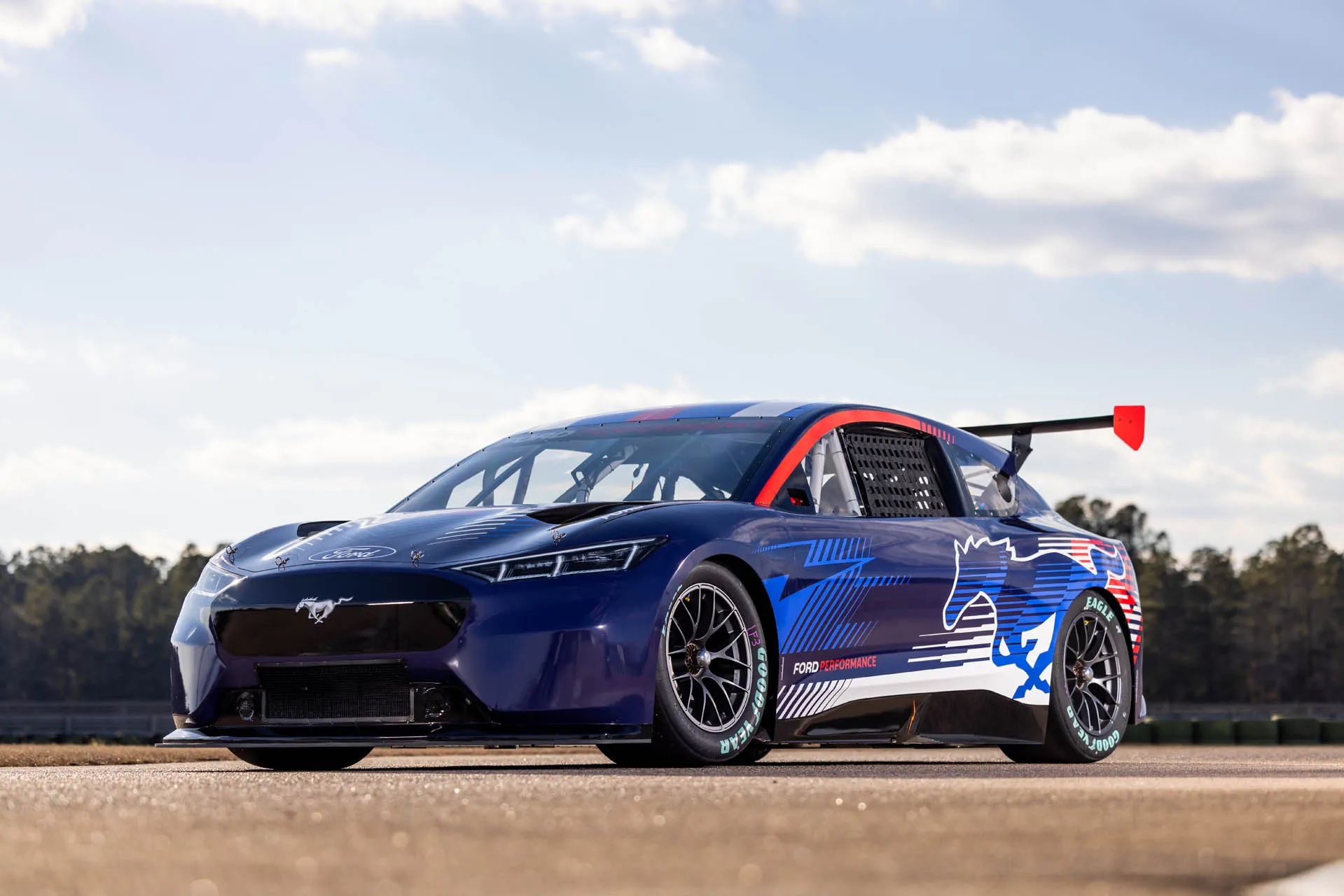 „Ford Mustang Mach-e NASCAR EV“ prototipas galopai praėjo benzinas