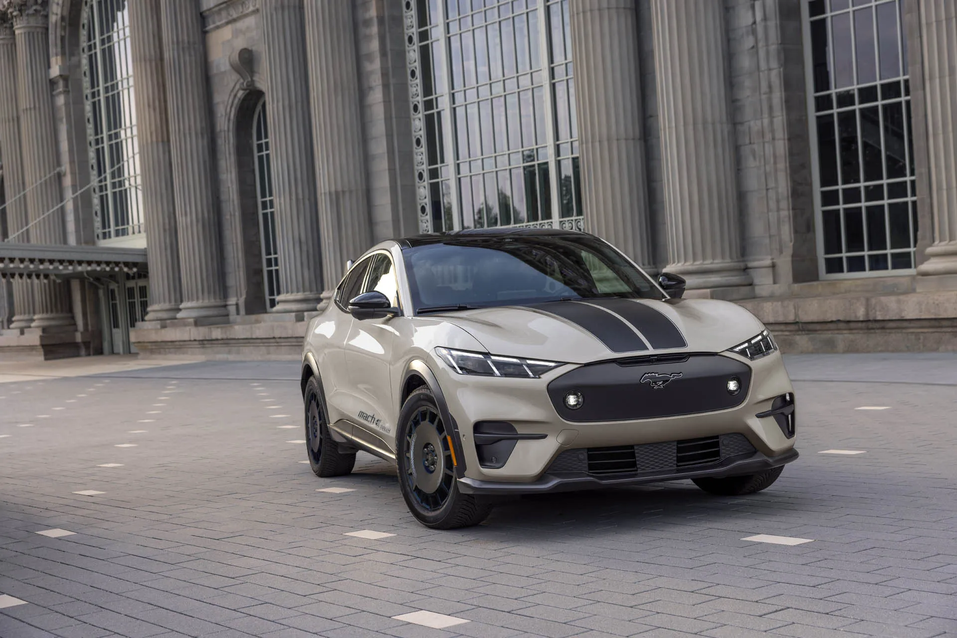 GM, „Ford“ siekia laipsniško EV mokesčio kredito fazės