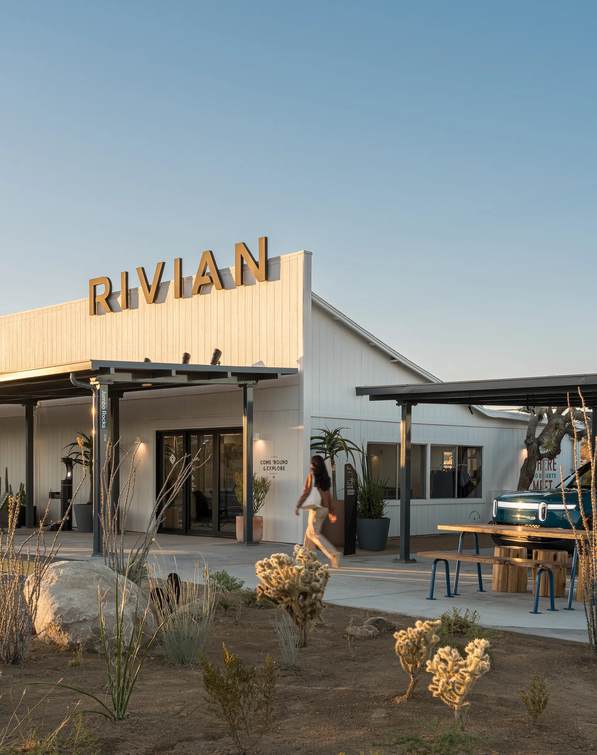 „Tesla“, „Rivian“ įkrovimo tinklai turi daug mažiau problemų